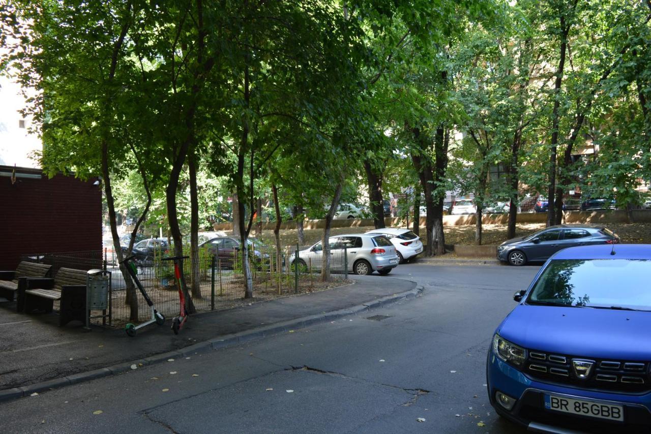 Iulia Studio 9 Bukarest Exteriör bild